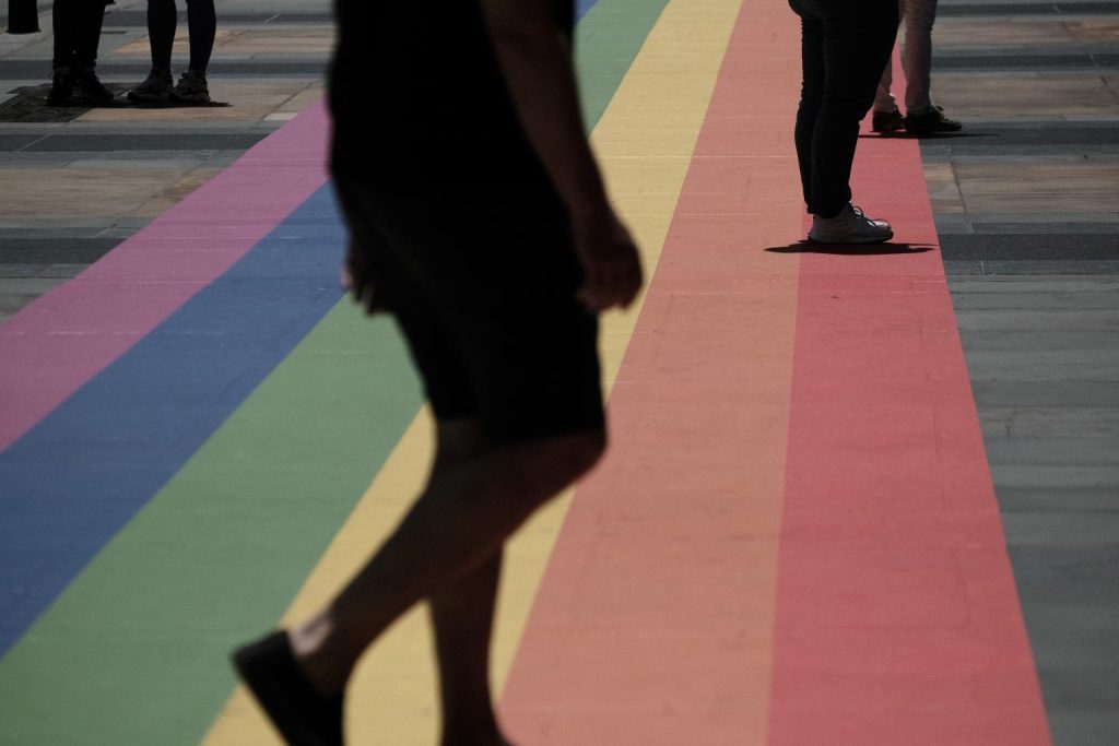 Annak ellenére, hogy a melegség vagy biszexualitás "trendnek" számít, a szakértők szerint a queer egyének fokozottabb elfogadása miatt az emberek jobban érezték magukat, amikor kinyilatkoztatták magukat.